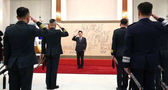 거수경례하는 이재명 대통령