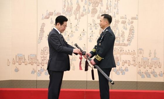 이재명 대통령, 최장식 육군참모차장 삼정검 수치 수여