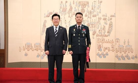 이재명 대통령, 박성제 특수전사령관 삼정검 수치 수여