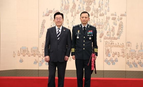 이재명 대통령, 최장식 육군참모차장 삼정검 수치 수여