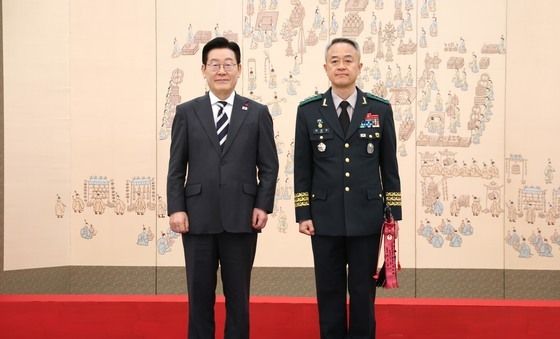 이재명 대통령, 어창준 수도방위사령관 삼정검 수치 수여
