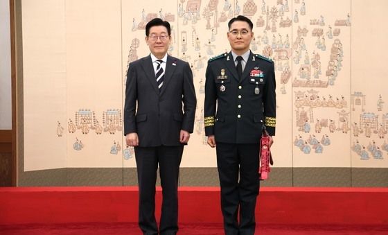 이재명 대통령,  강관범 육군교육사령관 삼정검 수치 수여