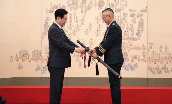 이재명 대통령, 최성진 제7군단장 삼정검 수치 수여