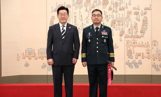 이재명 대통령, 박춘식 육군군수사령관 삼정검 수치 수여