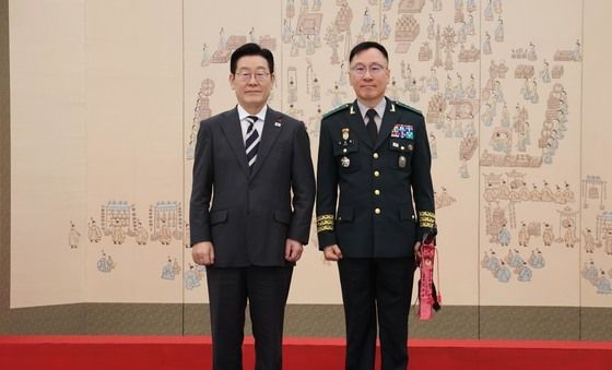 이재명 대통령, 이상렬 제3군단장 삼정검 수치 수여