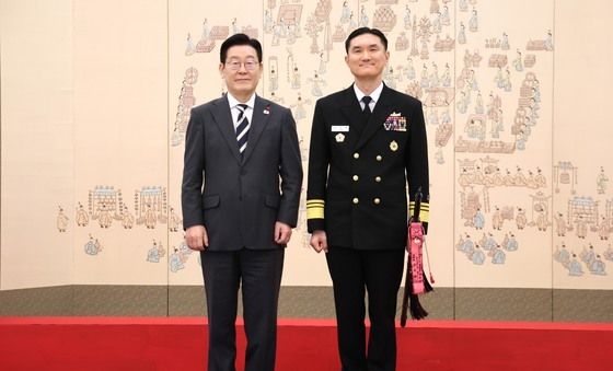 이재명 대통령, 박규백 해군사관학교장 삼정검 수치 수여