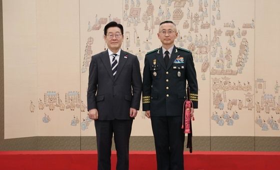 이재명 대통령, 최성진 제7군단장 삼정검 수치 수여