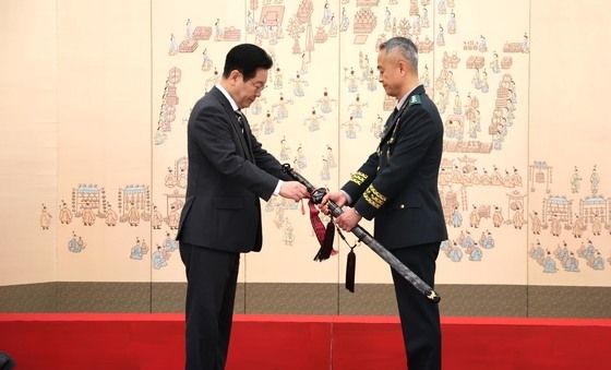 이재명 대통령, 어창준 수도방위사령관 삼정검 수치 수여