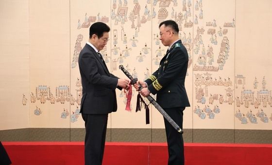 이재명 대통령, 이상렬 제3군단장 삼정검 수치 수여