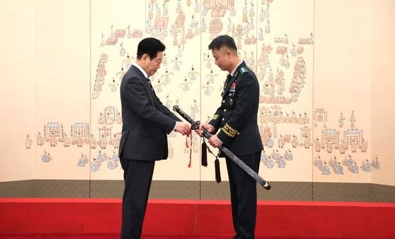 이재명 대통령, 박성제 특수전사령관 삼정검 수치 수여