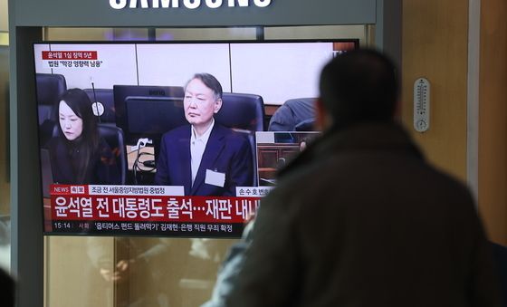 '1심 징역 5년' 굳은 표정의 윤석열 전 대통령