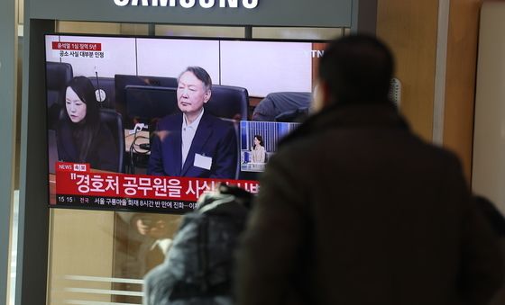 '체포 방해' 1심 징역 5년 선고, 굳은 표정의 尹