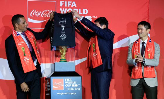 한국에서 공개되는 월드컵 트로피