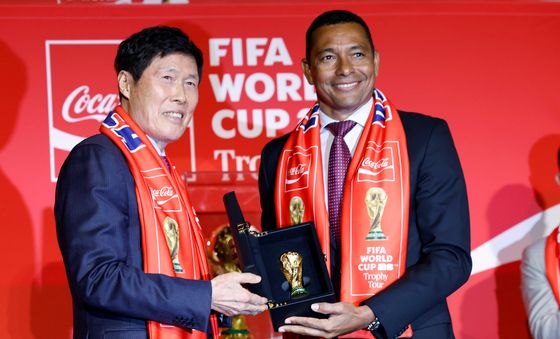 트로피 레플리카 전달 받는 차범근 전 감독