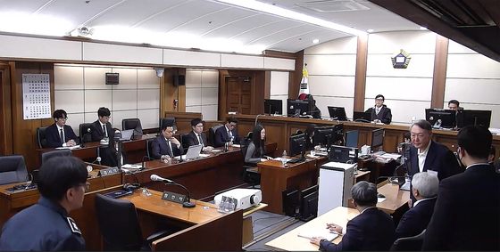 1심 징역 5년, 퇴장하는 윤석열 전 대통령