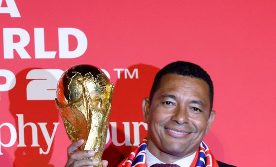 국가 원수-월드컵 우승 선수만 만질 수 있는  FIFA 트로피