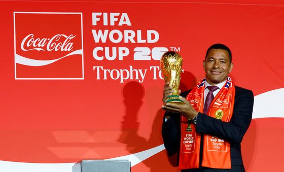 FIFA 월드컵 오리지널 트로피 든 지우베르투 시우바