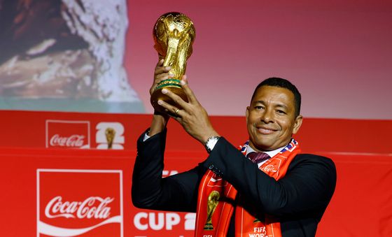 FIFA 월드컵 오리지널 트로피 들어 보이는 지우베르투 시우바