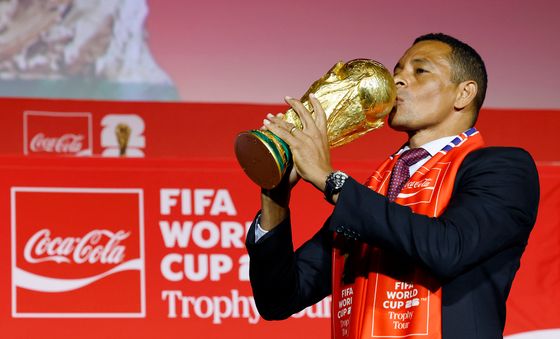 FIFA 월드컵 오리지널 트로피 세리머니 보여주는 지우베르투 시우바