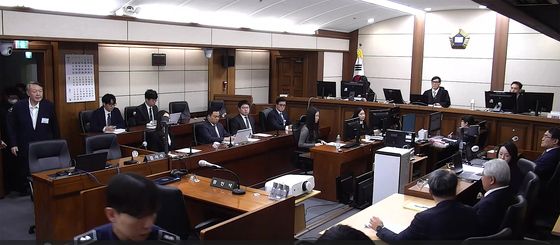 1심 선고 입장하는 윤석열 전 대통령