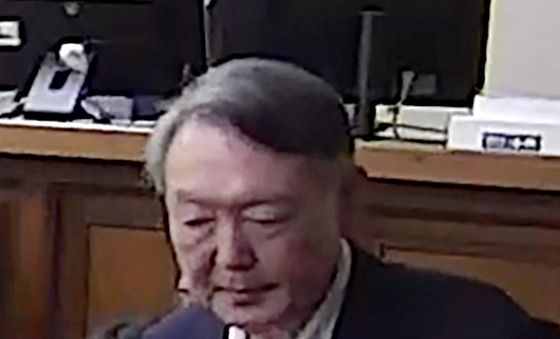 굳은 표정으로 퇴장하는 윤석열 전 대통령