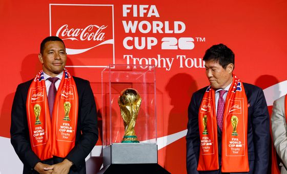 월드컵 트로피에 시선고정한 차범근 전 감독