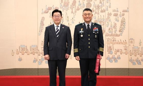 이재명 대통령, 한기성 제1군단장 삼정검 수치 수여