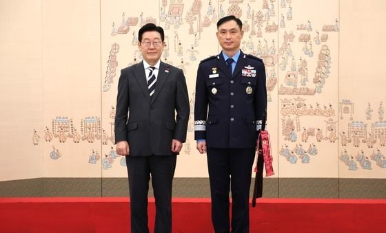 이재명 대통령, 구상모 합참군사지원본부장 삼정검 수치 수여