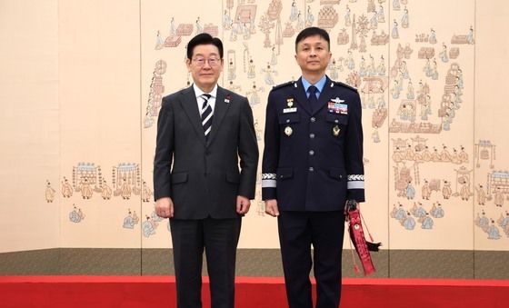 이재명 대통령, 권영민 공군교육사령관 삼정검 수치 수여