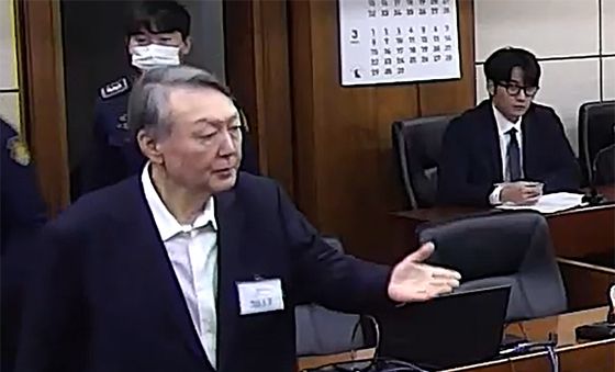 1심 선고 입장하는 윤석열 전 대통령