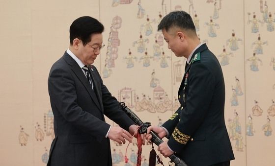 이재명 대통령, 박성제 특수전사령관 삼정검 수치 수여