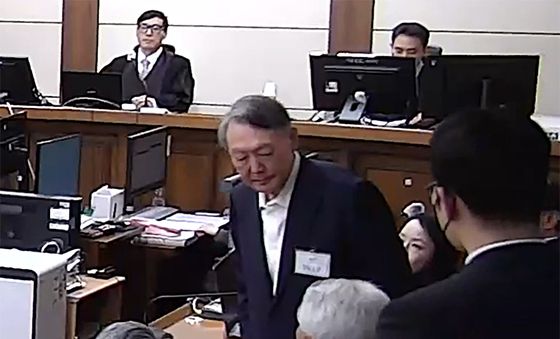 '징역 5년' 굳은 표정의 윤석열 전 대통령