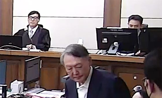 '징역 5년' 굳은 표정의 윤석열 전 대통령