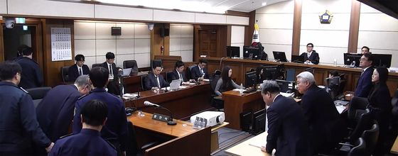 '징역 5년' 선고받은 뒤 재판부 향해 인사하는 尹