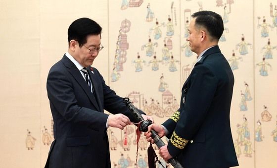 이재명 대통령, 최장식 육군참모차장 삼정검 수치 수여