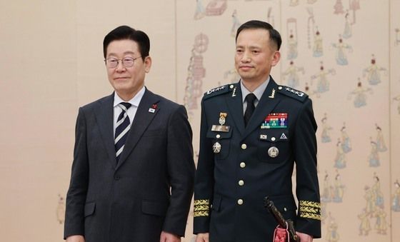 이재명 대통령, 최장식 육군참모차장 삼정검 수치 수여