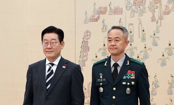 이재명 대통령, 어창준 수도방위사령관 삼정검 수치 수여