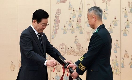 이재명 대통령, 어창준 수도방위사령관 삼정검 수치 수여