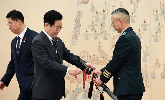 이재명 대통령, 최성진 제7군단장 삼정검 수치 수여