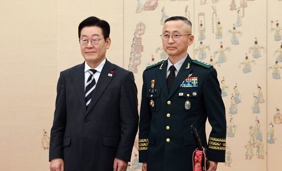 이재명 대통령, 최성진 제7군단장 삼정검 수치 수여