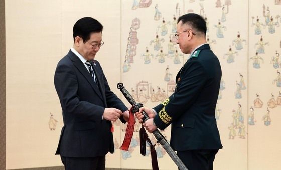 이재명 대통령, 이상렬 제3군단장 삼정검 수치 수여
