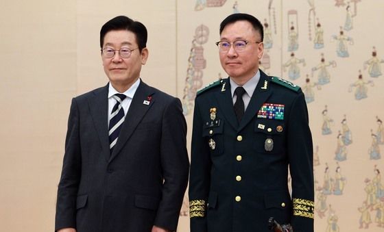 이재명 대통령, 이상렬 제3군단장 삼정검 수치 수여