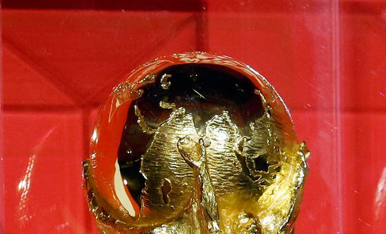 아무나 만질 수도 없는 FIFA 월드컵 트로피 공개