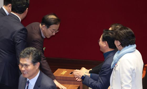 투표하는 김윤덕 장관