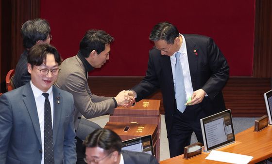 현역 의원 신분 장관까지 필리버스터 종결 투표