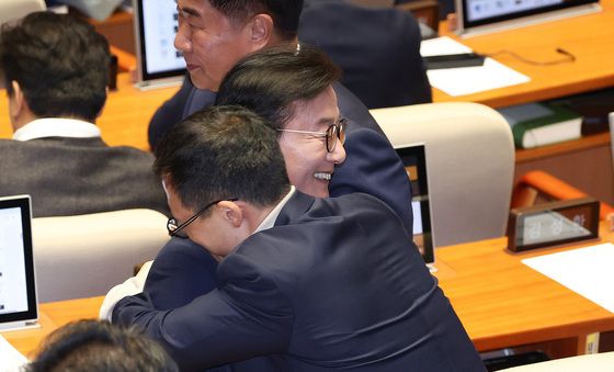 포옹하는 전재수