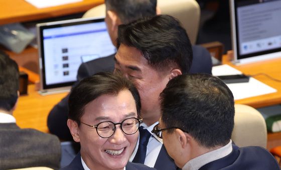 의원들과 인사 나누는 전재수