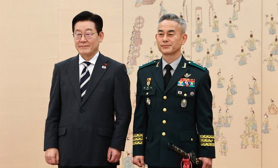 이재명 대통령, 권혁동 육군미사일전략사령관 삼정검 수치 수여