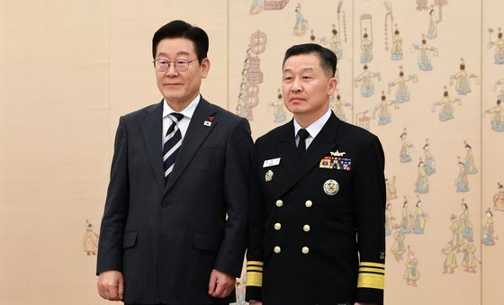 이재명 대통령, 강동구 합참전략기획본부장 삼정검 수치 수여