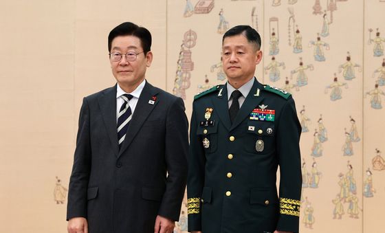 이재명 대통령, 이일용 제5군단장 삼정검 수치 수여